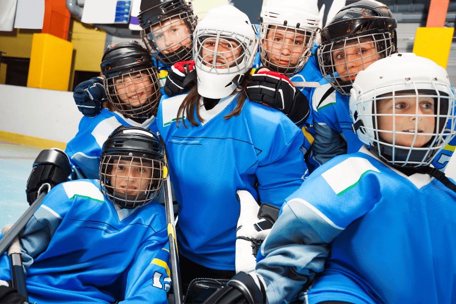 groupd of young hockey players posed together and smiling